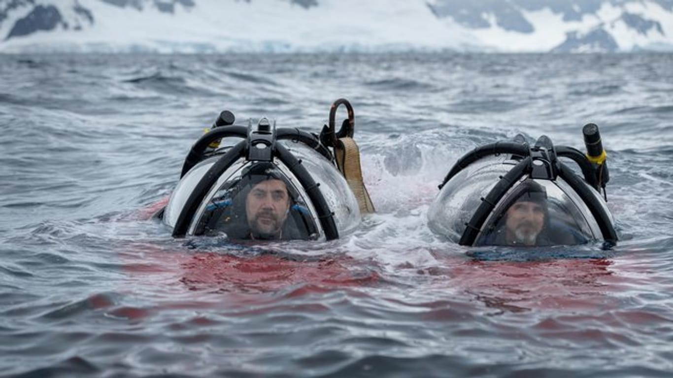 Der spanische Schauspieler Javier Bardem (l) mit Unterwasserpilot John Hocevar (r) nach einem Tauchgang in der Antarktis.