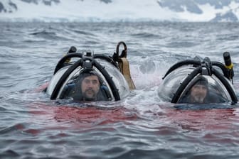 Der spanische Schauspieler Javier Bardem (l) mit Unterwasserpilot John Hocevar (r) nach einem Tauchgang in der Antarktis.