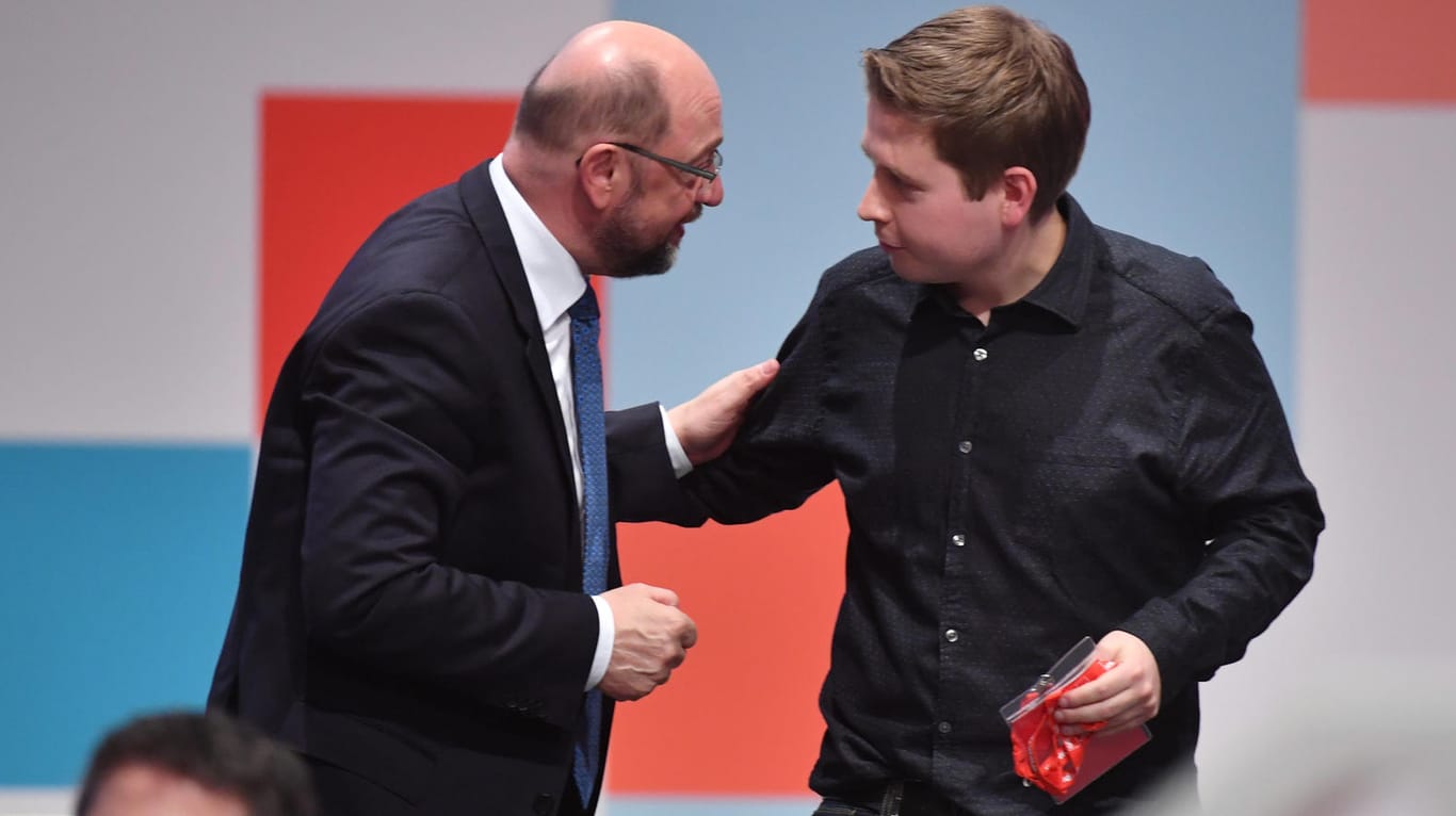 Juso-Chef Kevin Kühnert mit Martin Schulz auf dem SPD-Parteitag: Kühnert wirft der SPD-Parteispitze bei der Bewertung des Migrationskompromiss "Verwirrung" vor.