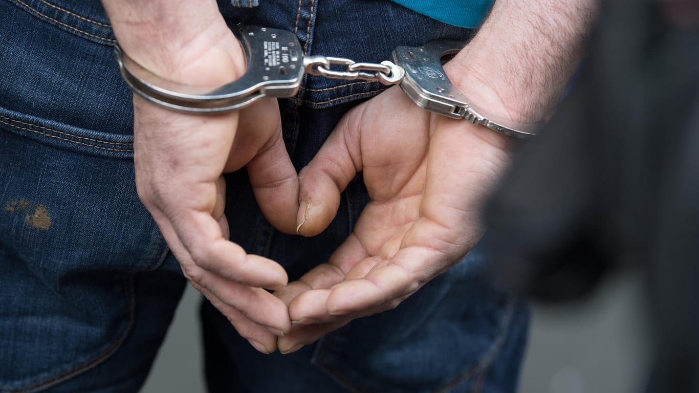 Festnahme bei einer Razzia: Drei Verdächtige eines Schleuserrings wurden festgenommen. (Symbolbild)