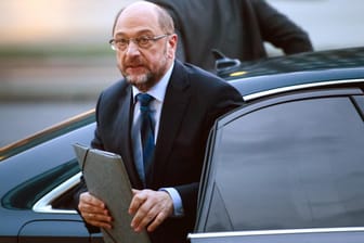 Martin Schulz kommt zu den Koalitionsverhandlungen: Bei der Einigung zum Familiennachzug für Flüchtlinge gibt es zunehmend Kritik aus der SPD.