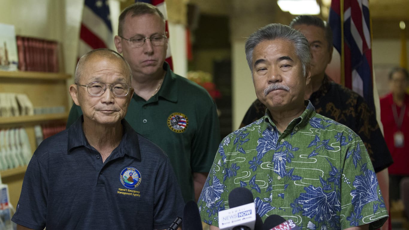 Vern Miyagi, Leiter der Katastrophenshutzbehörde HEMA von Hawaii (l), und David Ige (r), Gouverneur des US-Bundesstaates Hawaii, während einer Pressekonferenz am 13.01.2018.