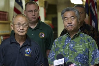 Vern Miyagi, Leiter der Katastrophenshutzbehörde HEMA von Hawaii (l), und David Ige (r), Gouverneur des US-Bundesstaates Hawaii, während einer Pressekonferenz am 13.01.2018.