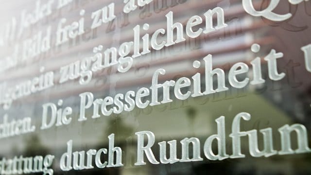 Der Artikel 5 schützt die Meinungs- und Pressefreiheit in Deutschland. Der Artikel 5 schützt die Meinungs- und Pressefreiheit in Deutschland.
