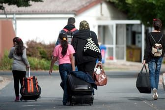 Flüchtlinge im Grenzdurchgangslager in Friedland: Ab August sollen maximal 1000 Familiennachzügler pro Monat nach Deutschland kommen dürfen, Härtefälle ausgenommen.