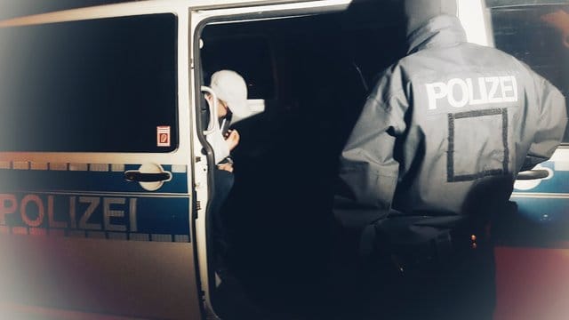 Bei Razzien der Polizei an verschiedenen Orten wurden mutmaßliche Schleuser festgenommen. Bei Razzien der Polizei an verschiedenen Orten wurden mutmaßliche Schleuser festgenommen.