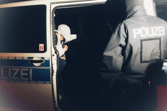 Bei Razzien der Polizei an verschiedenen Orten wurden mutmaßliche Schleuser festgenommen.