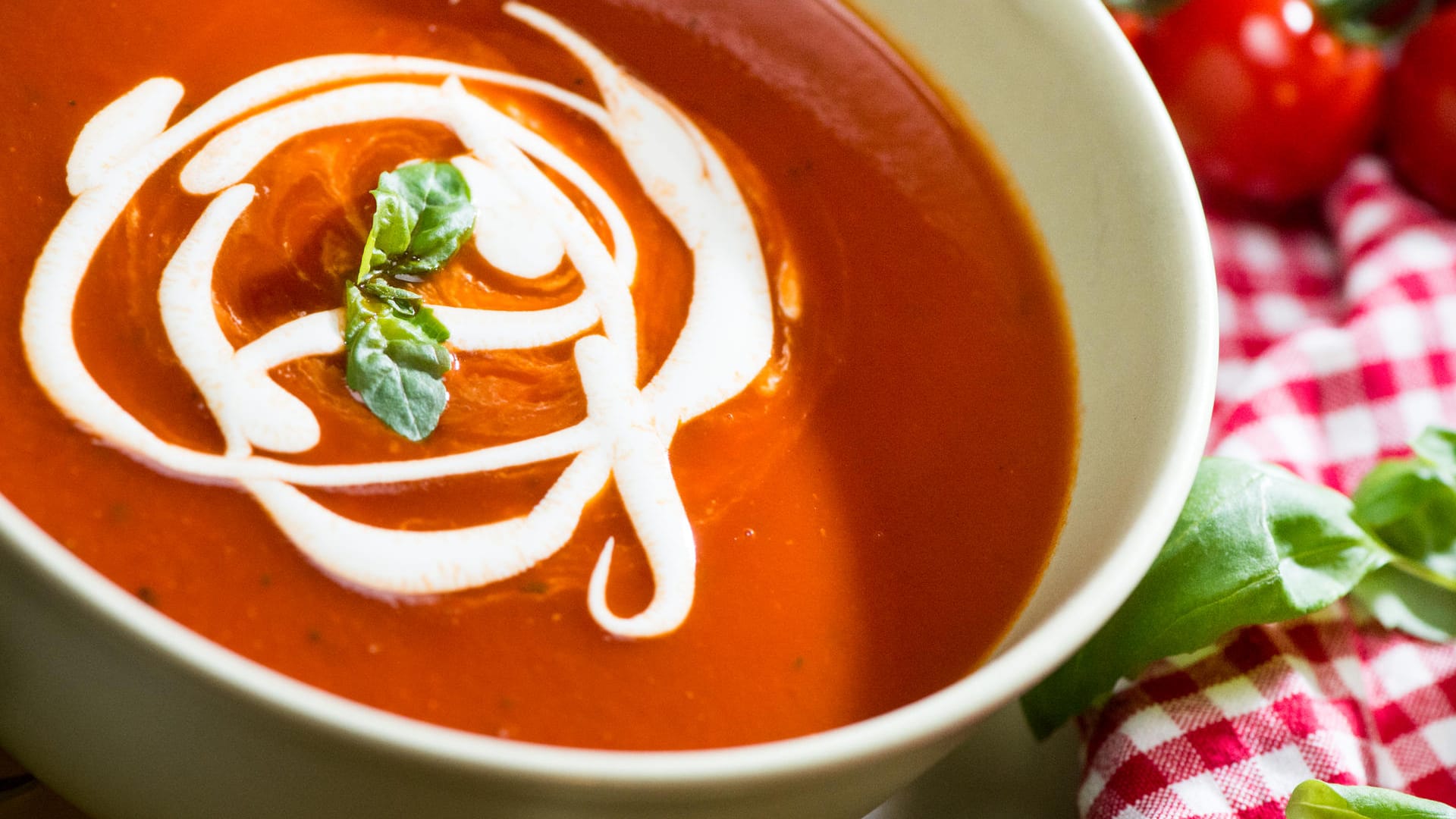 Tomatensuppe mit Sahne-Topping: Saure Sahne, Schmand oder Crème fraîche verleihen Speisen einen frischen Geschmack.