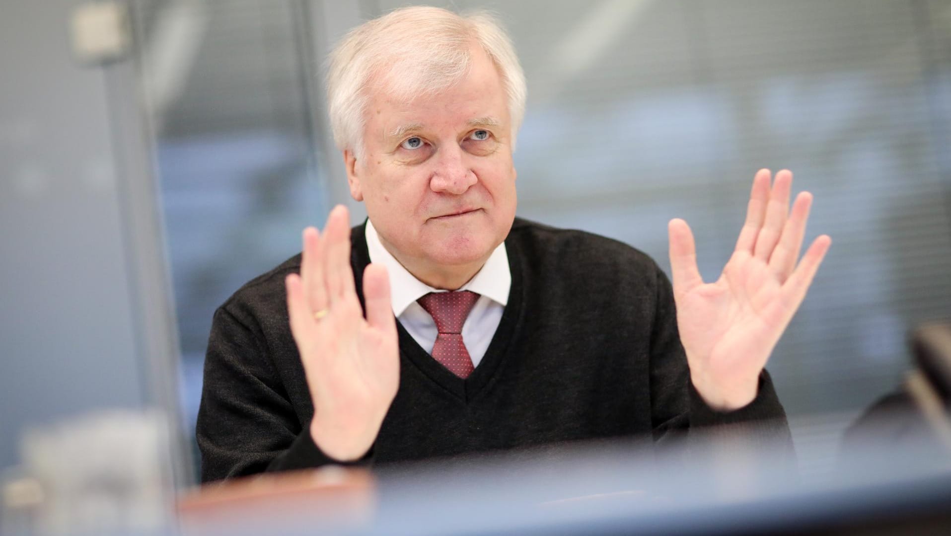 Horst Seehofer, CSU-Parteivorsitzender und Bayerns Ministerpräsident, spricht mit Journalisten über die Koalitionsgespräche zwischen der Union und der SPD.