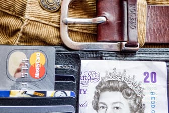 Hose mit Portemonnaie: Es ist Händlern ab jetzt verboten, für die Zahlung mit EC-Karte oder gängigen Kreditkarten wie Visa oder Mastercard Gebühren auf den Preis aufzuschlagen.