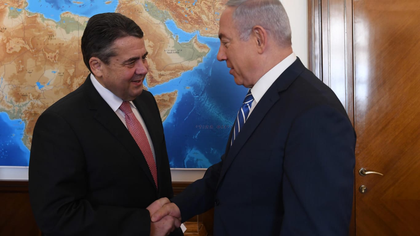 Sigmar Gabriel mit Benjamin Netanjahu: Der deutsche Außenminister hat sich erstmals seit dem diplomatischen Eklat mit Israels Premierminister getroffen.