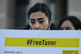 Menschenrechtsaktivisten fordern bei einer Demonstration in Istanbul die Freilassung von Taner Kilic, dem Vorsitzenden von Amnesty International.