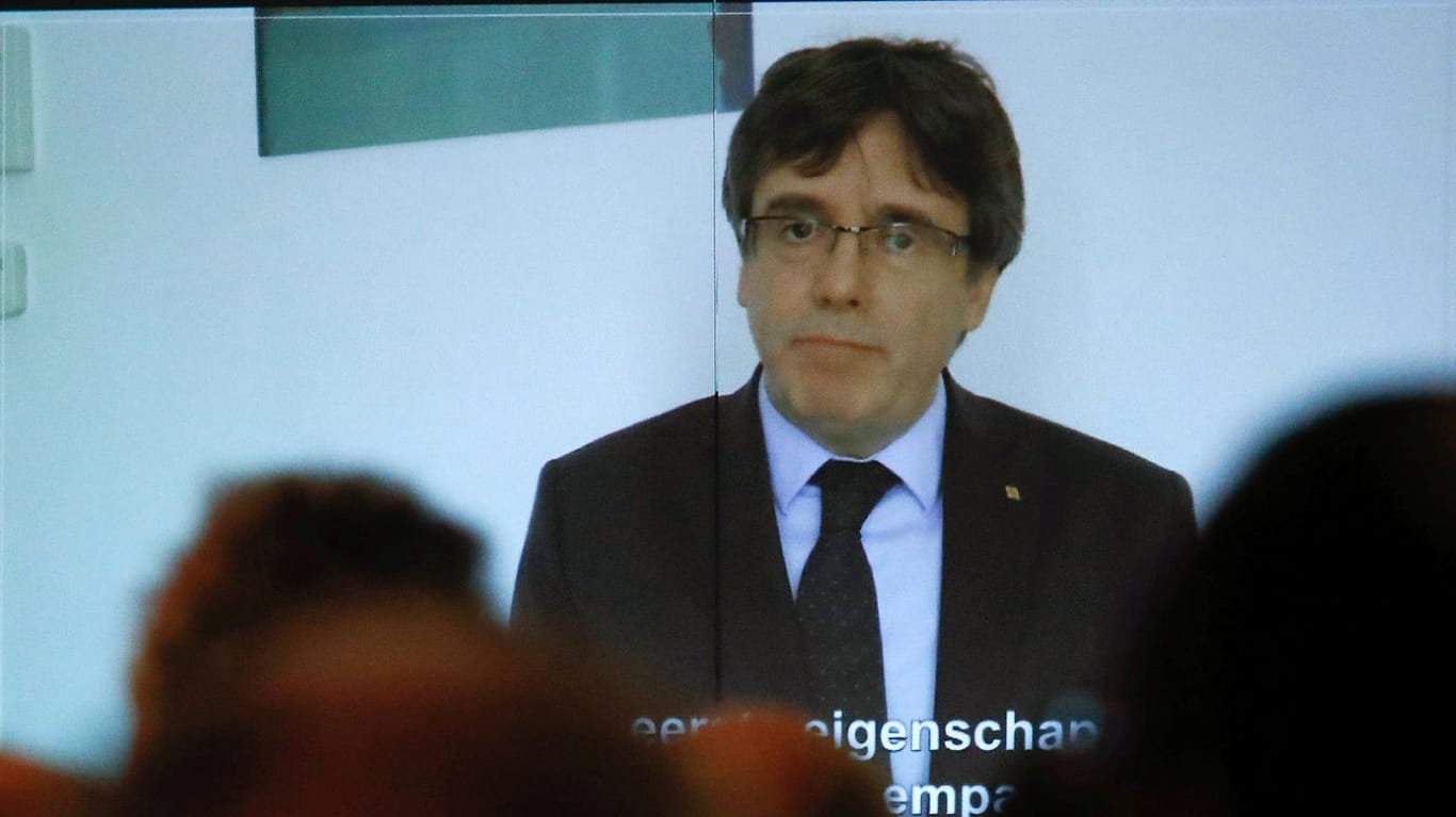 Carles Puigdemont bei einer Videobotschaft: Der ehemalige katalanische Regionalpräsident räumte in einer Textnachricht seine politische Niederlage ein.