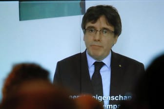 Carles Puigdemont bei einer Videobotschaft: Der ehemalige katalanische Regionalpräsident räumte in einer Textnachricht seine politische Niederlage ein.