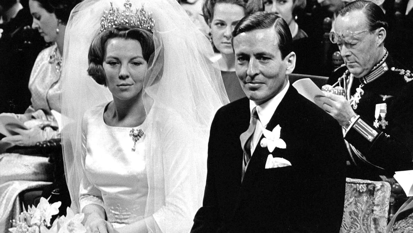 Beatrix heiratete 1966, damals noch als Kronprinzessin, Claus von Amsberg. Er starb im Jahr 2002.