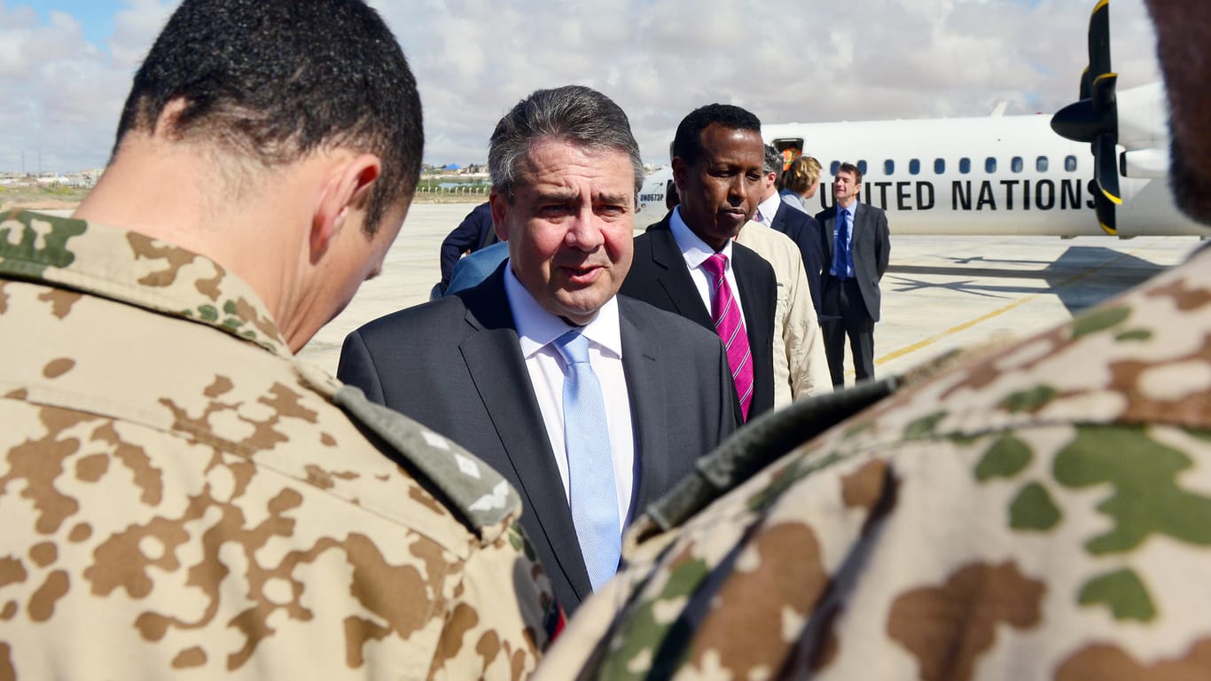 Außenminister Sigmar Gabriel in Somalia: Die Bundeswehr leistet seit 2010 in Mogadische Aufbauhilfe für die somalischen Streitkräfte.