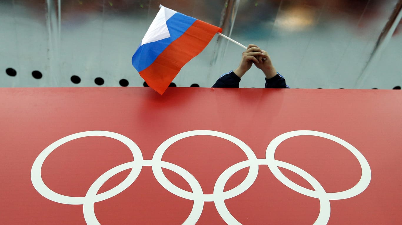 Ein russischer Olympia-Fan mit der Nationalflagge des Landes: Der Internationale Sportgerichtshof hat die lebenslangen Sperren von 28 russischen Sportlern aufgehoben.