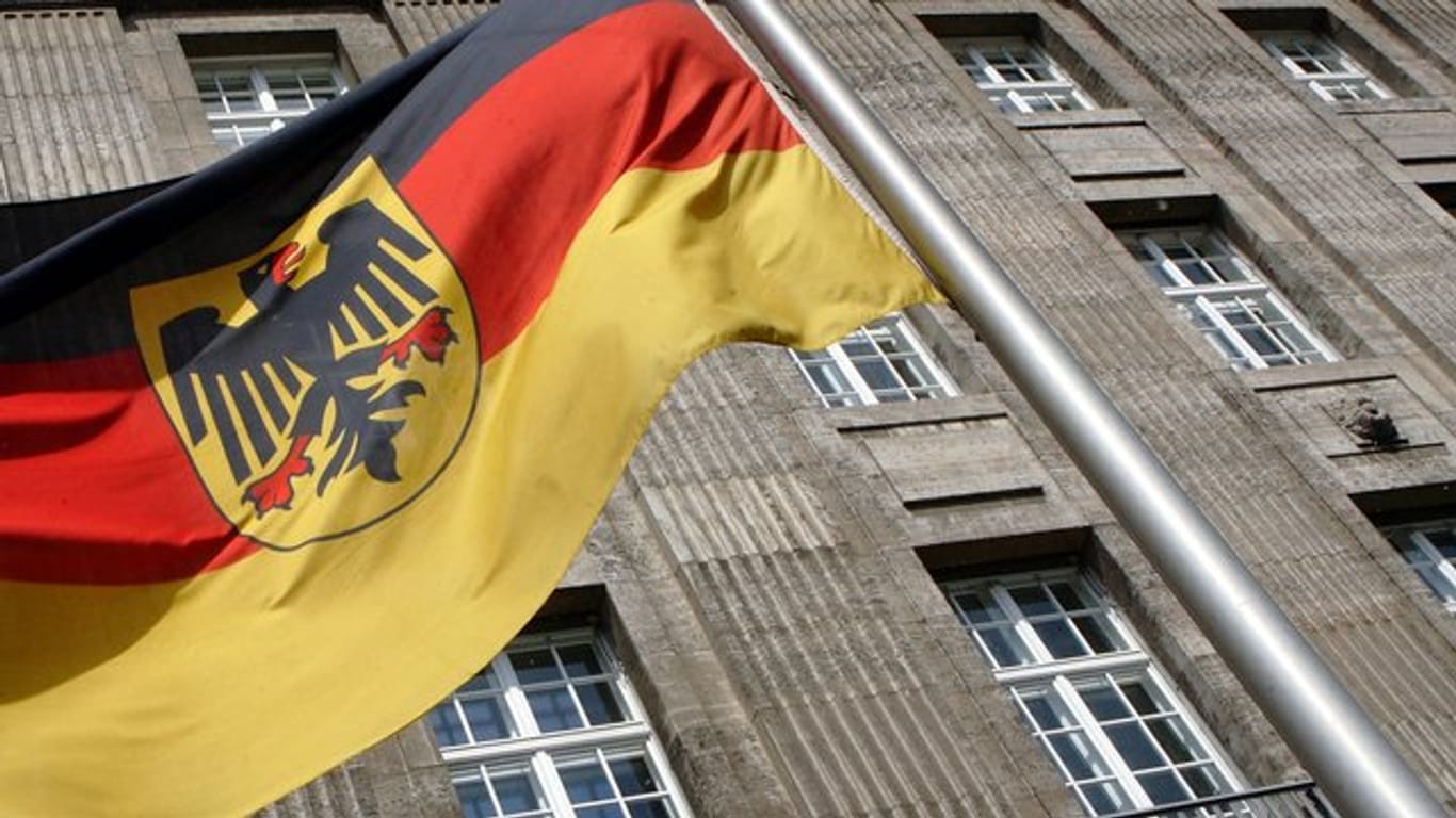Die Bundesdienstflagge vor dem Bundesministerium der Verteidigung in Berlin.