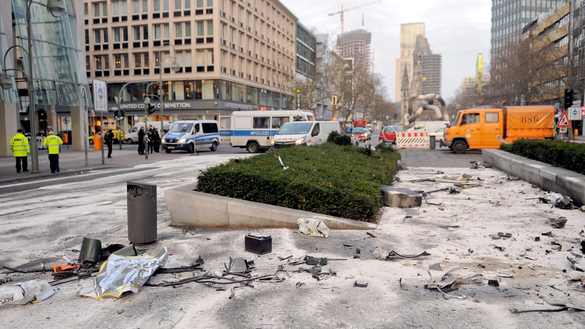 Die Folgen des illegalen Wettrennens 2016: Die Tauentzienstraße in Berlin ist mit Trümmern übersät.