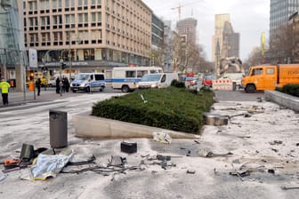 Die Folgen des illegalen Wettrennens 2016: Die Tauentzienstraße in Berlin ist mit Trümmern übersät.