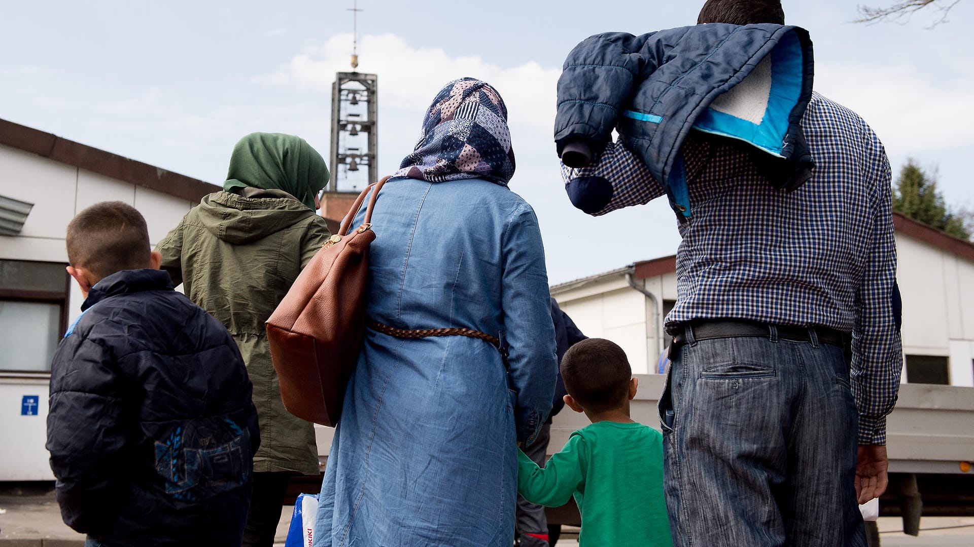 Mit den Stimmen von Union und SPD wird die Aussetzung des Familiennachzugs für eingeschränkt Schutzberechtigte verlängert. Das Foto zeigt syrische Flüchtlinge im Lager Friedland in Niedersachsen.