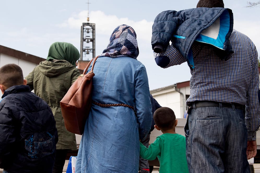 Mit den Stimmen von Union und SPD wird die Aussetzung des Familiennachzugs für eingeschränkt Schutzberechtigte verlängert. Das Foto zeigt syrische Flüchtlinge im Lager Friedland in Niedersachsen.