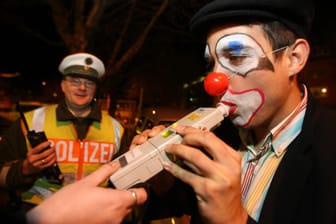 Polizeikontrolle im Faschingstrubel: Wer an Karneval fährt, trinkt am besten überhaupt keinen Alkohol.