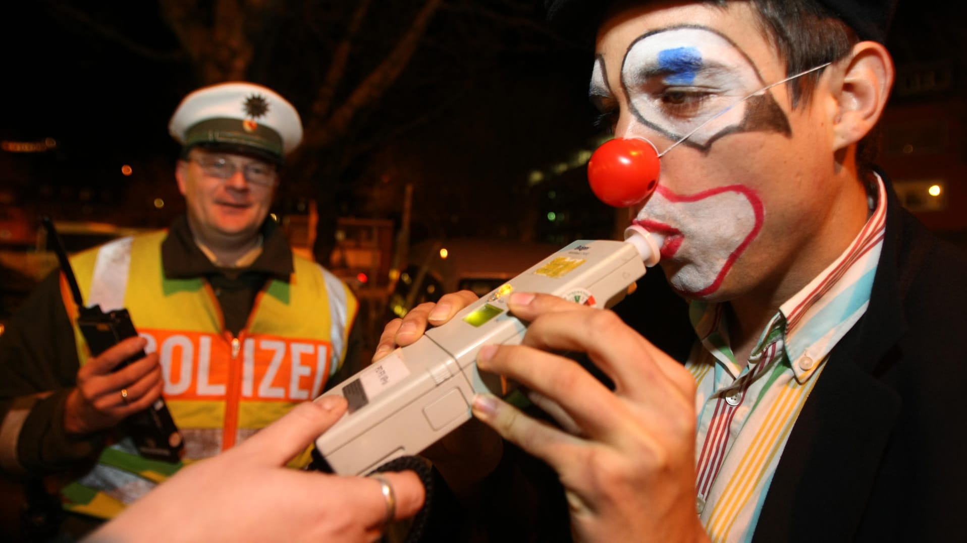 Polizeikontrolle im Faschingstrubel: Wer an Karneval fährt, trinkt am besten überhaupt keinen Alkohol.