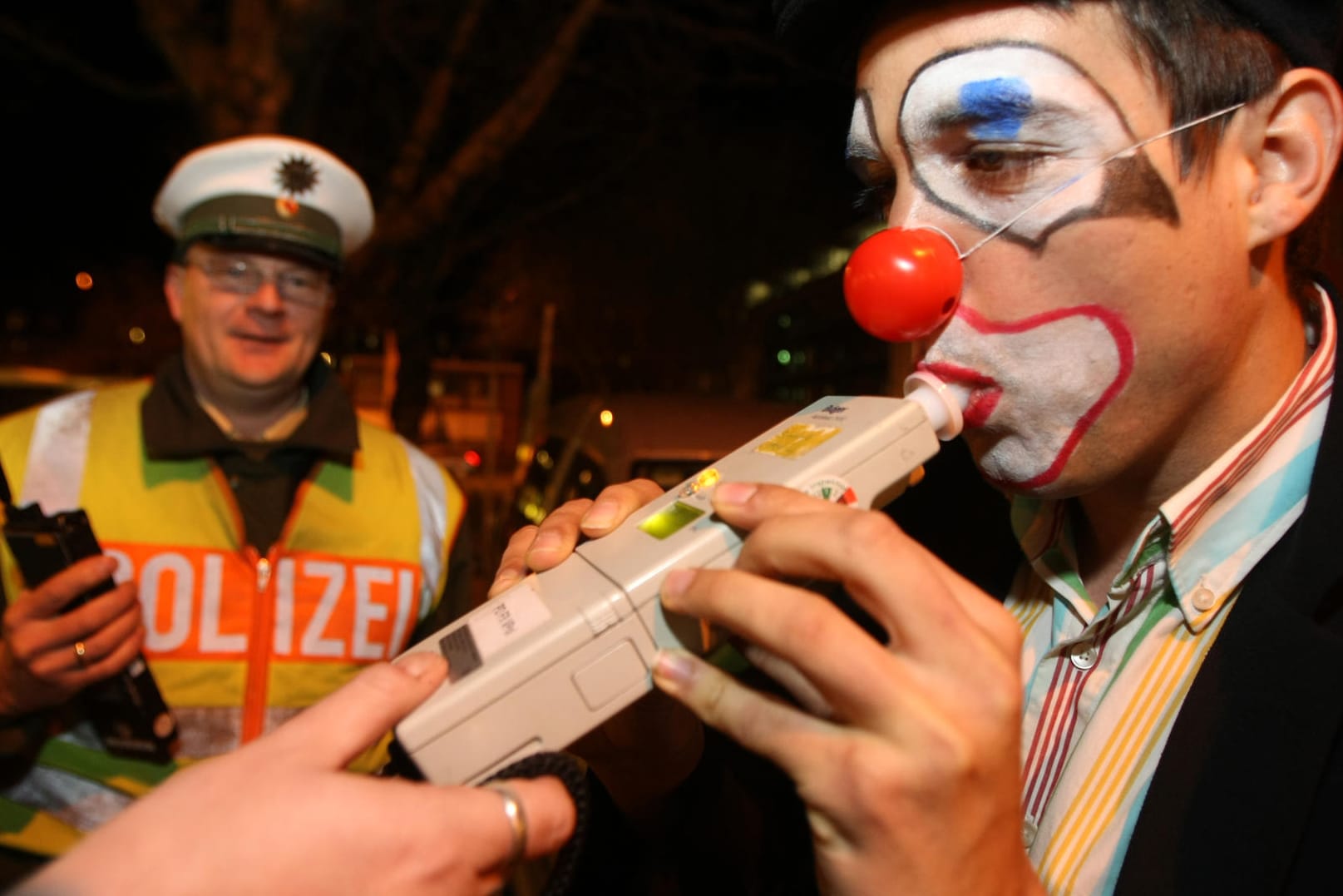 Polizeikontrolle im Faschingstrubel: Wer an Karneval fährt, trinkt am besten überhaupt keinen Alkohol.