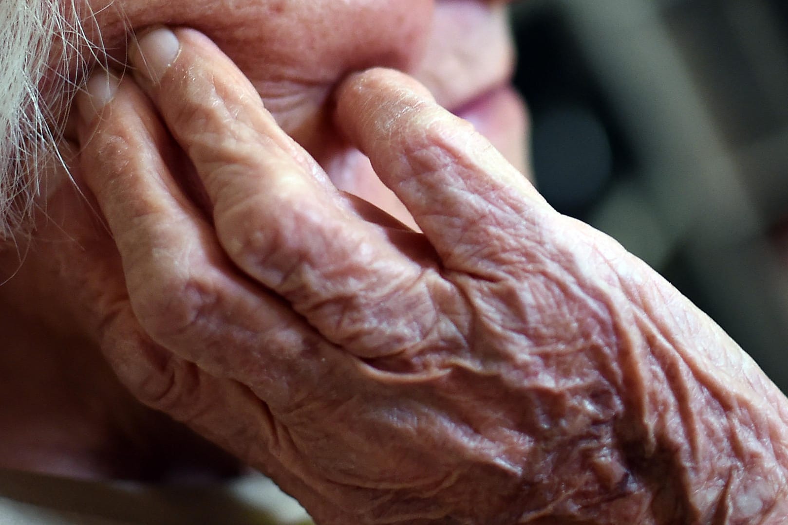 Die Hände einer alten Frau: Viele Menschen sind im Alter einsam - in Duisburg fanden Handwerker die Leiche eines alten Mannes, der seit mehr als zwei Jahren tot in seiner Wohnung lag.