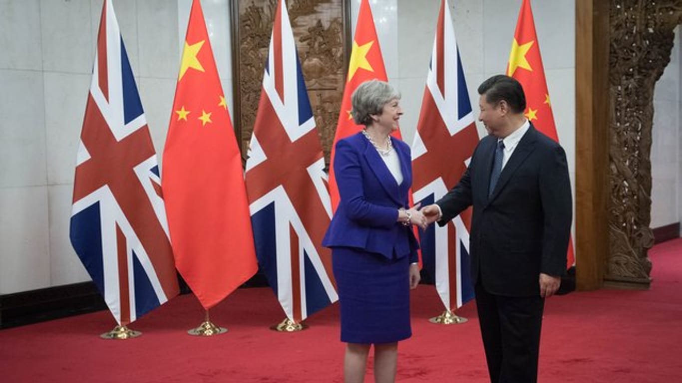 Xi Jinping begrüßt die britische Premierministerin Theresa May im Diaoyutai State Guest House.