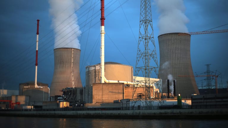 Dampf steigt aus dem Atomkraftwerk Tihange des Betreibers Electrabel in Belgien: Laut Berichten von WDR und ARD ist das Risiko eines Atomunglücks in der Anlage höher als gedacht. (Archivbild)