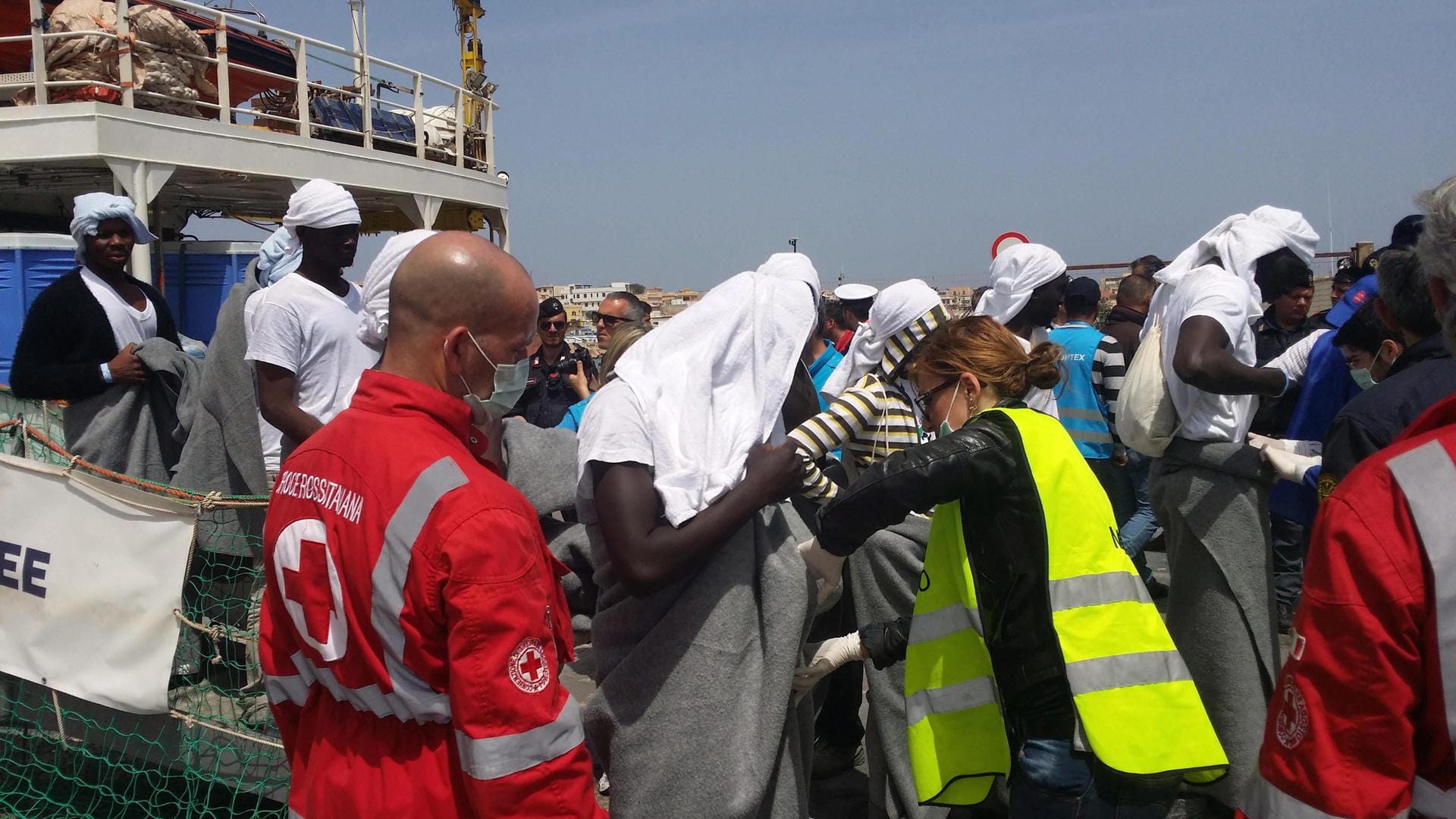 Aus dem Mittelmeer gerettete Menschen gehen in Lampedusa von Bord.