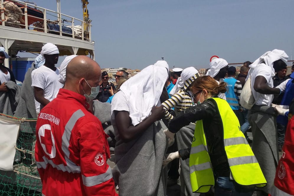 Aus dem Mittelmeer gerettete Menschen gehen in Lampedusa von Bord.