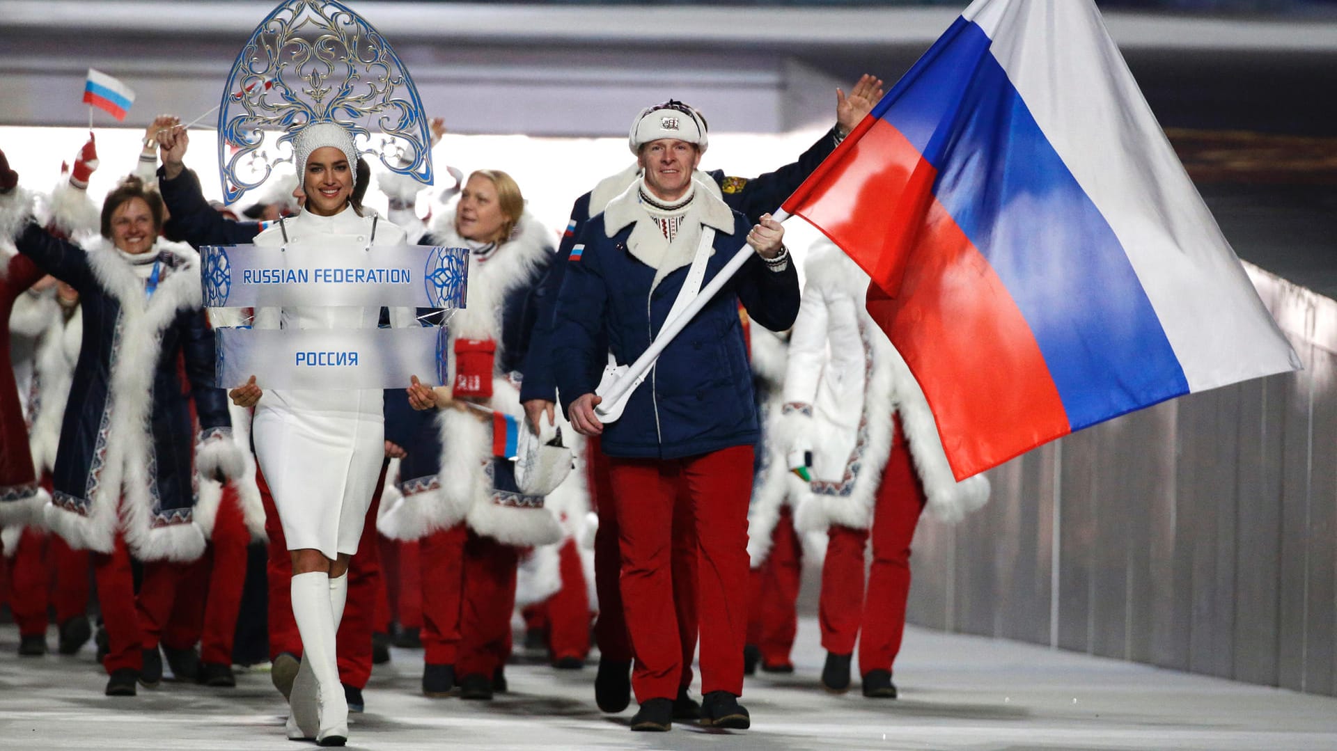 Das russische Olympia-Team bei der Eröffnungszeremonie 2014 in Sotschi: Der Sportgerichtshof CAS hob 28 Sperren für russische Athleten auf.