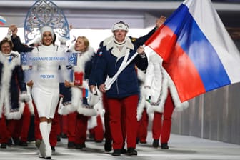 Das russische Olympia-Team bei der Eröffnungszeremonie 2014 in Sotschi: Der Sportgerichtshof CAS hob 28 Sperren für russische Athleten auf.