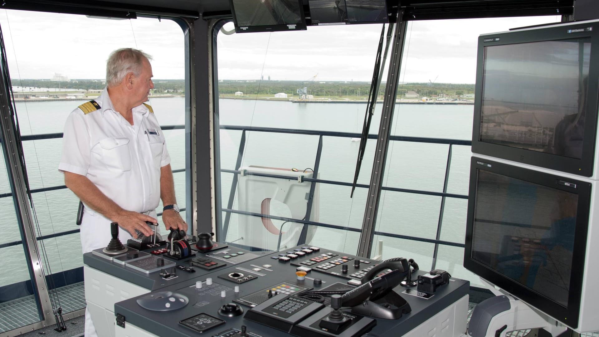 Kapitän eines Kreuzfahrtschiffes: Der Kapitän trägt vier goldene Streifen und einen Stern auf seinen Schulterklappen.