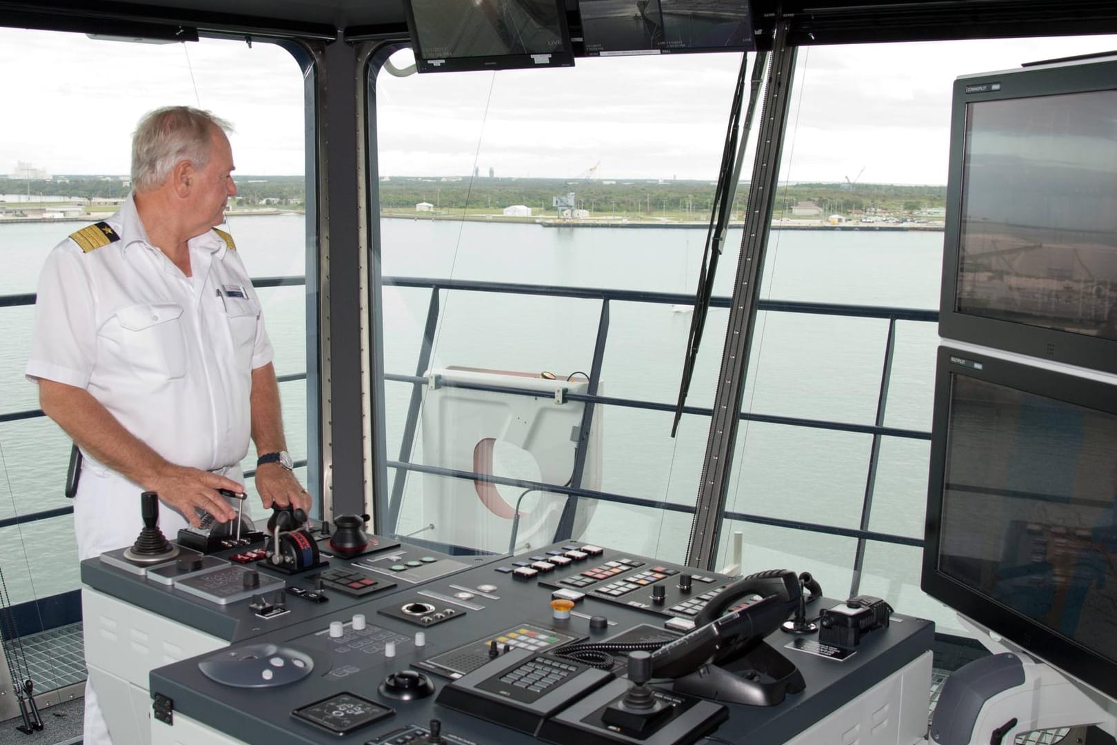 Kapitän eines Kreuzfahrtschiffes: Der Kapitän trägt vier goldene Streifen und einen Stern auf seinen Schulterklappen.