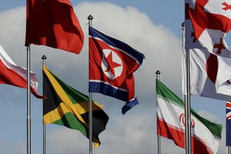 Nordkoreas Flagge im Zentrum der Aufmerksamkeit: Die Flagge ist in Südkorea üblicherweise verboten – bei den Olympischen Spielen gilt eine Ausnahmeregelung.
