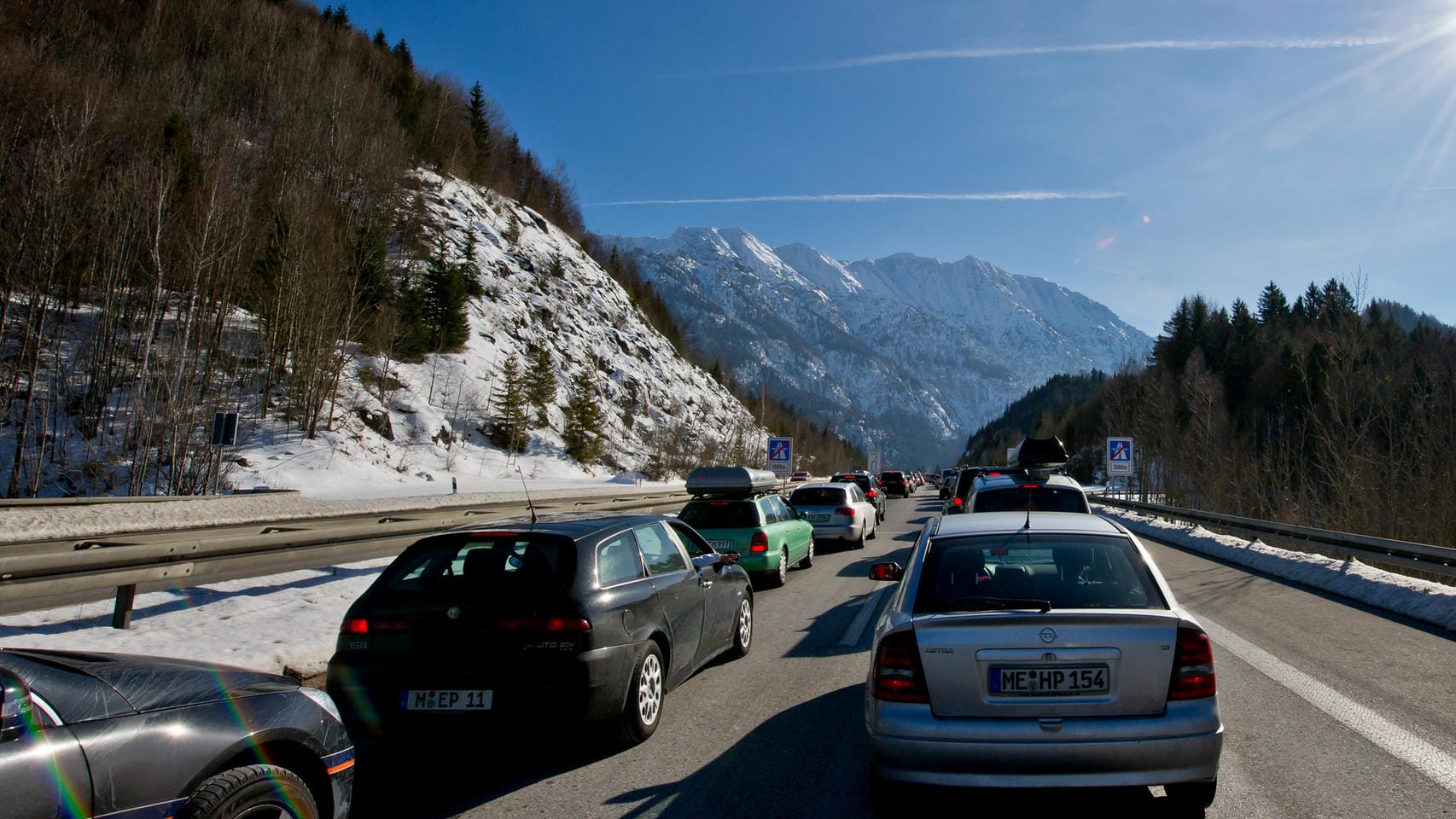 Stauprognose: Volle Straßen aufgrund des Ferienbeginns in fünf Bundesländern.