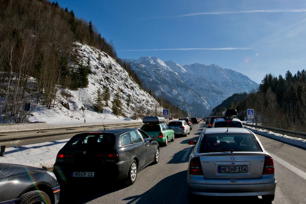 Stauprognose: Volle Straßen aufgrund des Ferienbeginns in fünf Bundesländern.