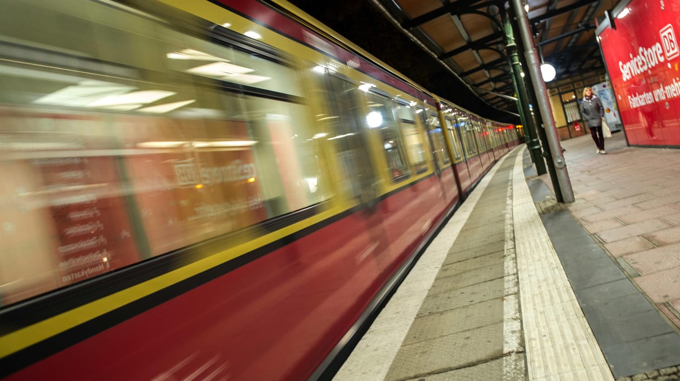 Eine S-Bahn in Berlin: Nach Fahrkartenkontrolle flüchtet eine Frau und lässt Baby an Bahnsteig stehen.