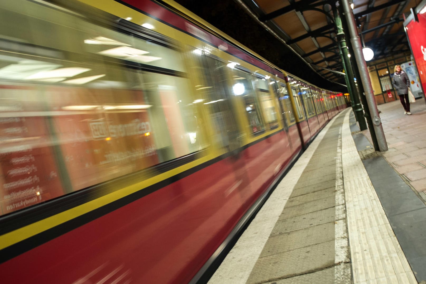 Eine S-Bahn in Berlin: Nach Fahrkartenkontrolle flüchtet eine Frau und lässt Baby an Bahnsteig stehen.