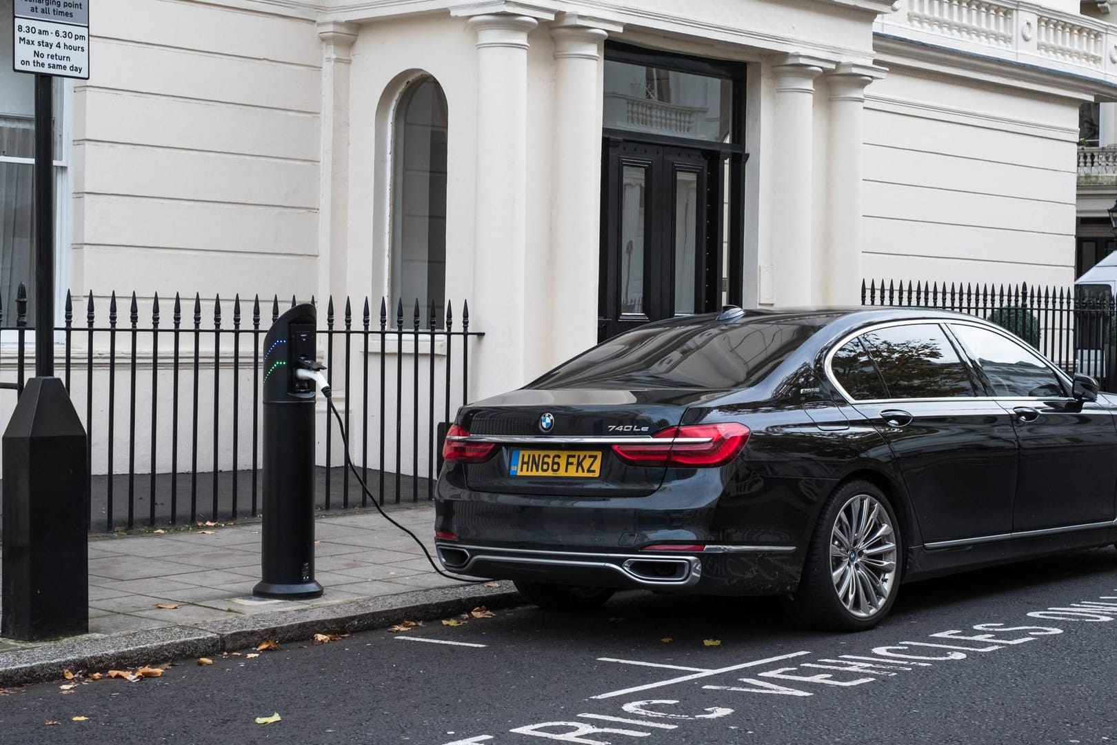 Elektrofahrzeuge an einer Ladestation in London: Das Wachstum bei Wagen mit alternativen Antrieben stieg in Großbritannien und Italien 2017 am meisten.