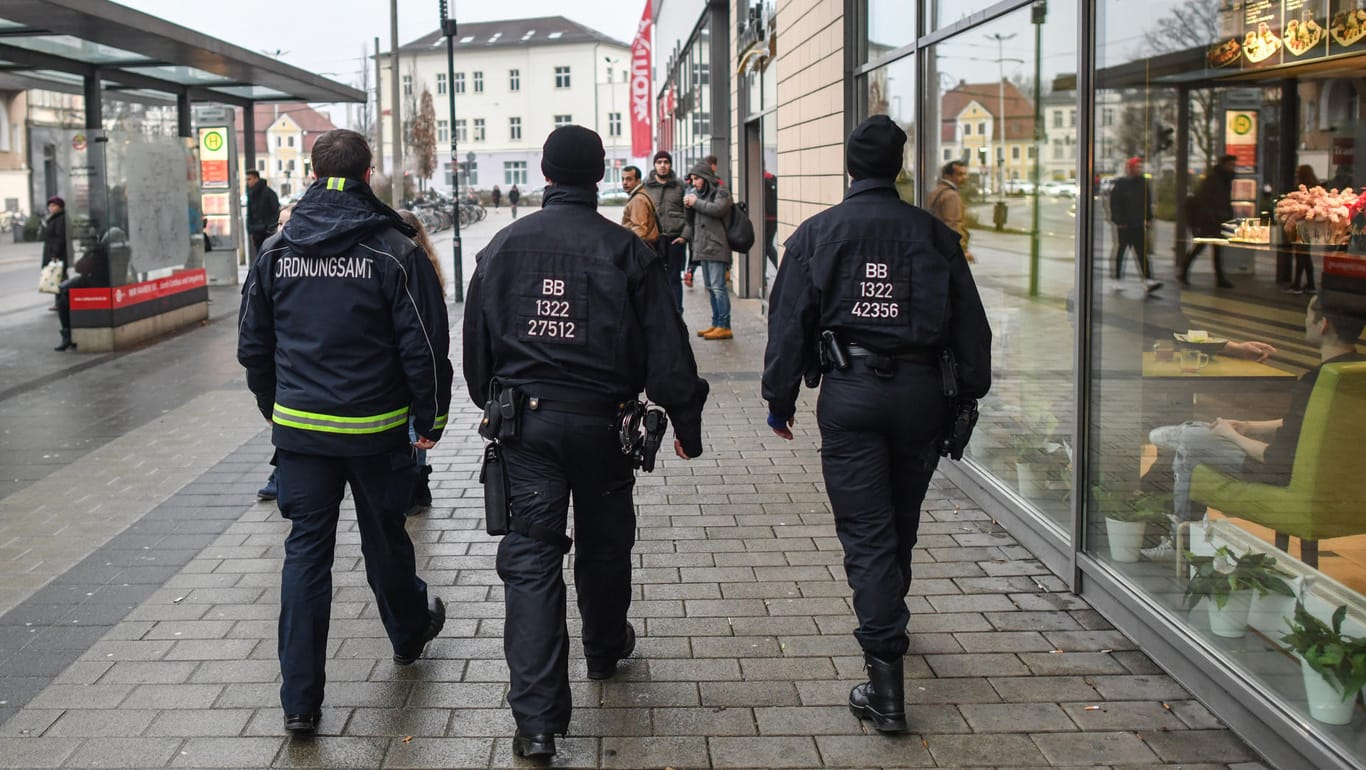 Symbolbild: Ordnungsamt und Polizei in Cottbus: In der Cottbuser Innenstadt gab es jüngst Auseinandersetzungen zwischen Rechten und Flüchtlingen.