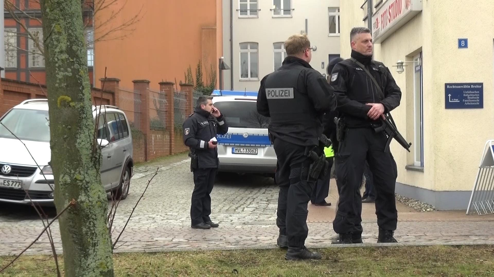 Polizisten vor dem Tatort in Waren an der Müritz: Nach dem Täter wird mit Hochdruck gesucht.