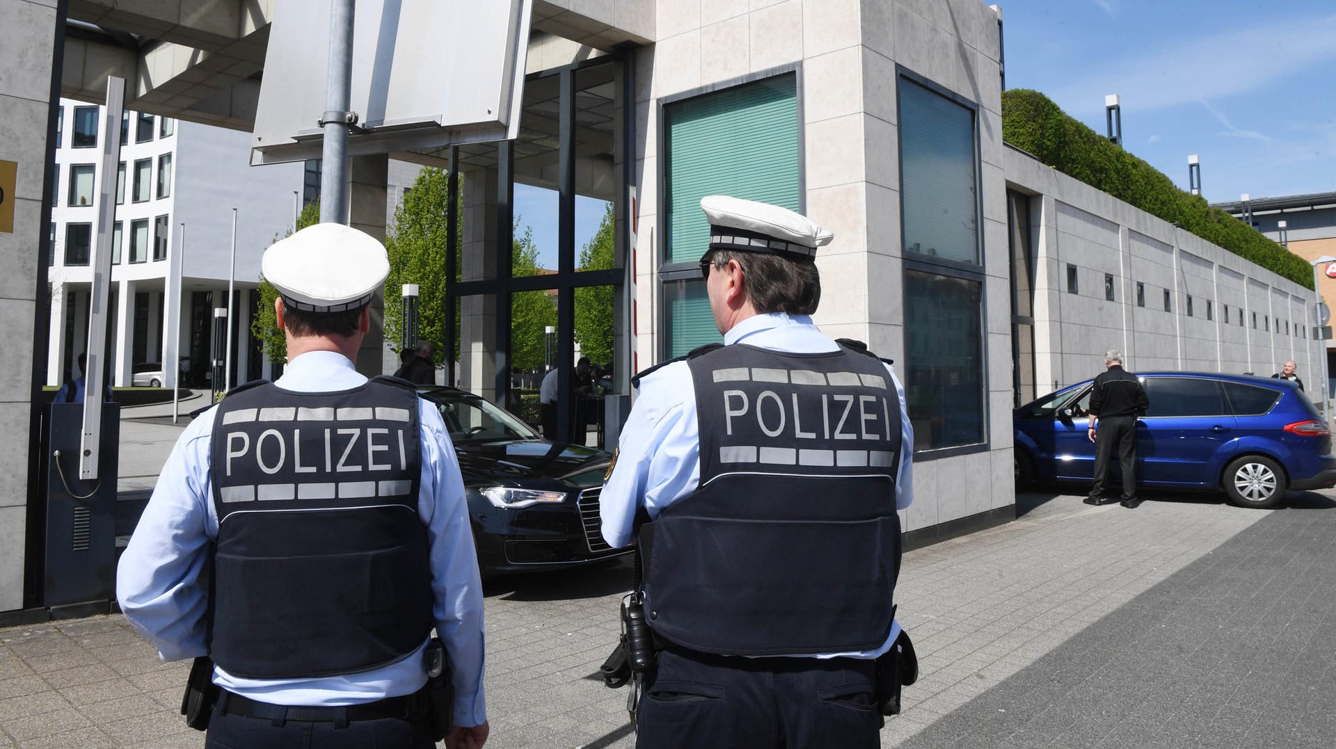 Zwei Polizisten vor dem Gebäude der Bundesanwaltschaft in Karlsruhe: Drei Syrer wegen Terrorverdachts angeklagt. Zwei Polizisten vor dem Gebäude der Bundesanwaltschaft in Karlsruhe: Drei Syrer wegen Terrorverdachts angeklagt.