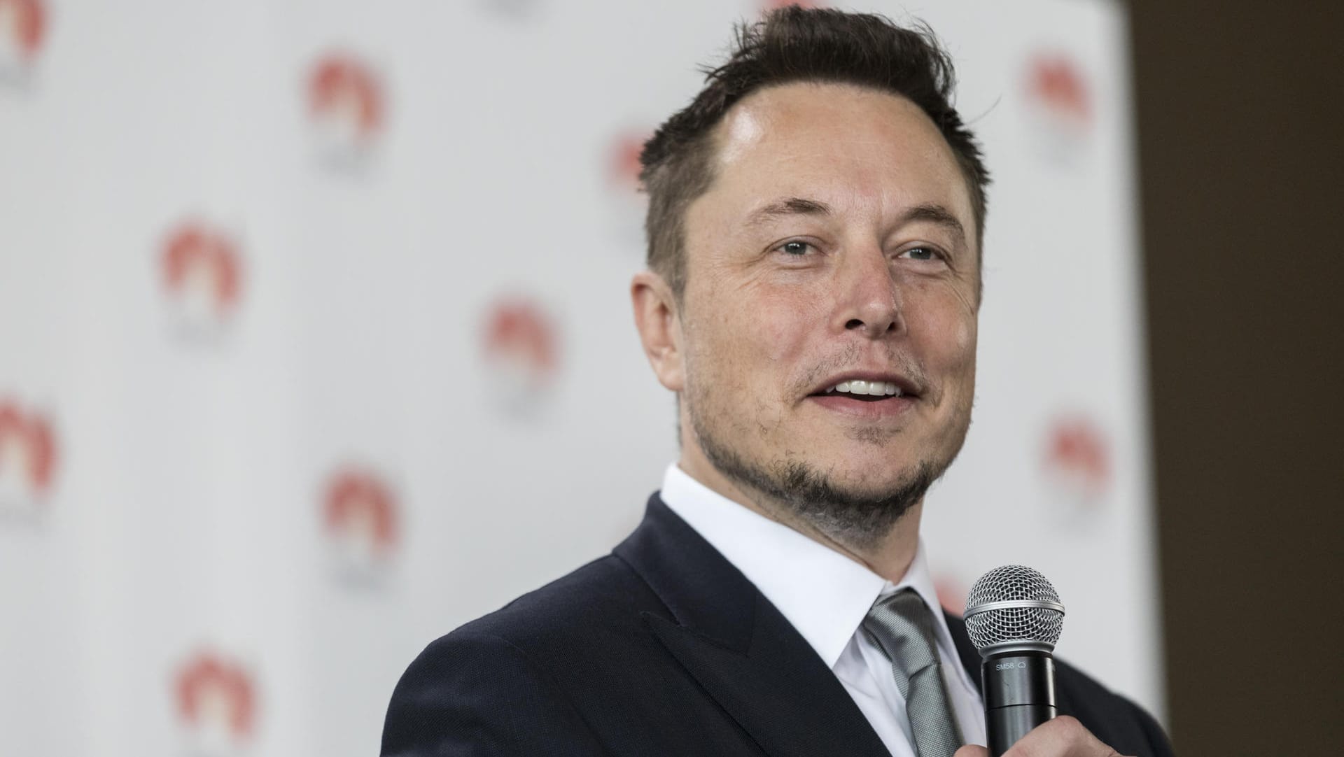 Tesla-CEO Elon Musk: Mit Flammenwerfern macht Musk Zehn Millionen Dollar nebenbei. Tesla-CEO Elon Musk: Mit Flammenwerfern macht Musk Zehn Millionen Dollar nebenbei.