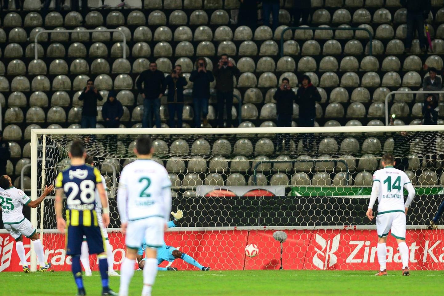 Dodo (links mit der Nummer 25) vergibt den Elfmeter zum Ausgleich gegen Fenerbahce.