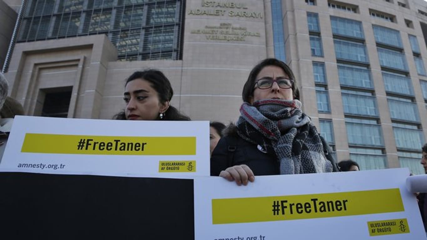 Menschenrechtsaktivisten fordern in Istanbul die Freilassung von Taner Kilic.
